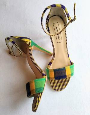 シンプルなサンダルは退屈！　カラフルサンダルを夏コーデの主役に