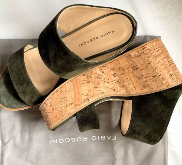 シンプルなサンダルは退屈！　カラフルサンダルを夏コーデの主役に