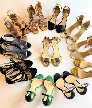 シンプルなサンダルは退屈！　カラフルサンダルを夏コーデの主役に