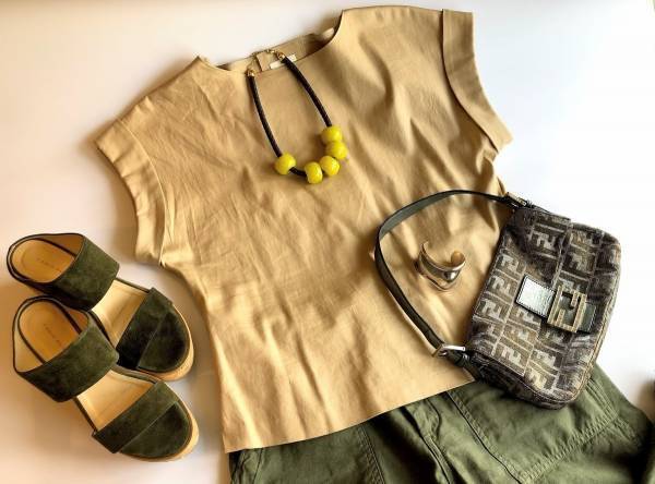 シンプルなサンダルは退屈！　カラフルサンダルを夏コーデの主役に