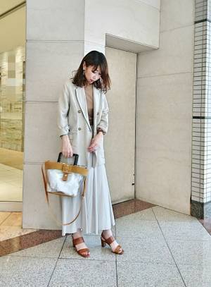 夏の定番「白スカート」　選び方と着こなしのコツ