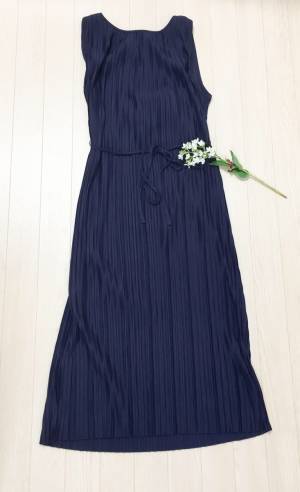 UNIQLOプリーツワンピースは着回し力抜群！　2990円でオフィスにもお呼ばれにも