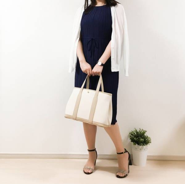 UNIQLOプリーツワンピースは着回し力抜群！　2990円でオフィスにもお呼ばれにも