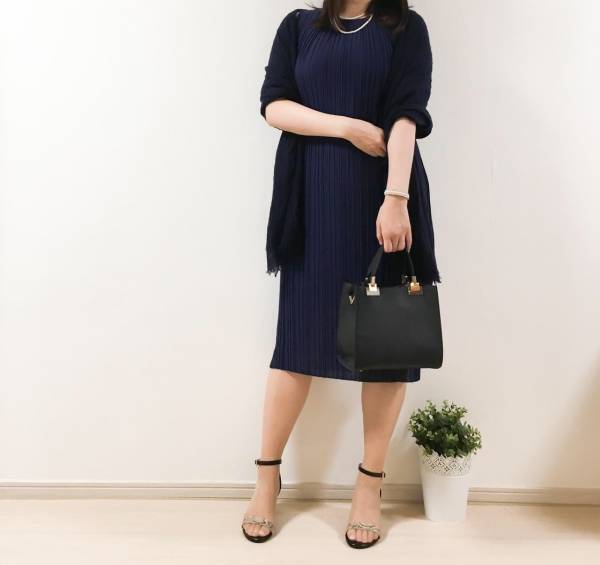 UNIQLOプリーツワンピースは着回し力抜群！　2990円でオフィスにもお呼ばれにも