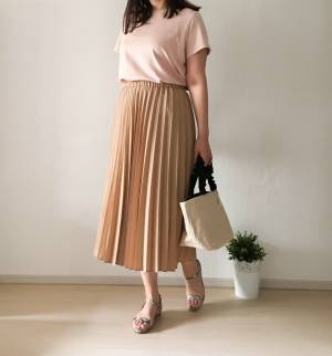 UNIQLO人気商品「プリーツロングスカート」、秋の新色で季節を先取り！