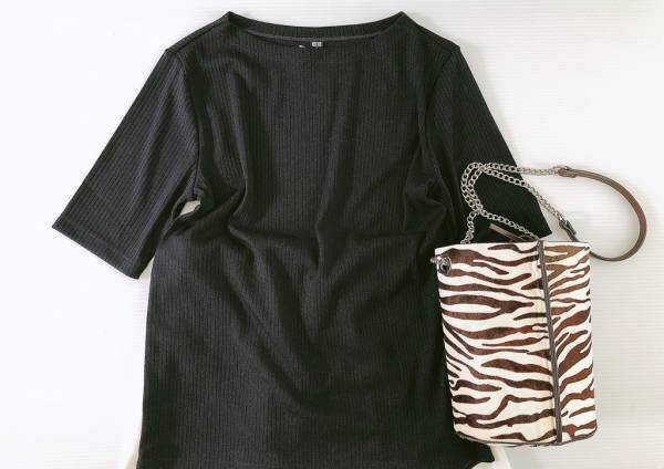 UNIQLOのリブボートネックT1000円は、色違いで揃えるのがおすすめです