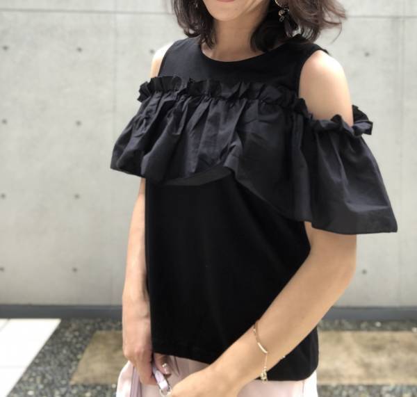 しまむらの980円オープンショルダートップスが優秀！　大人上品にスタイルアップ