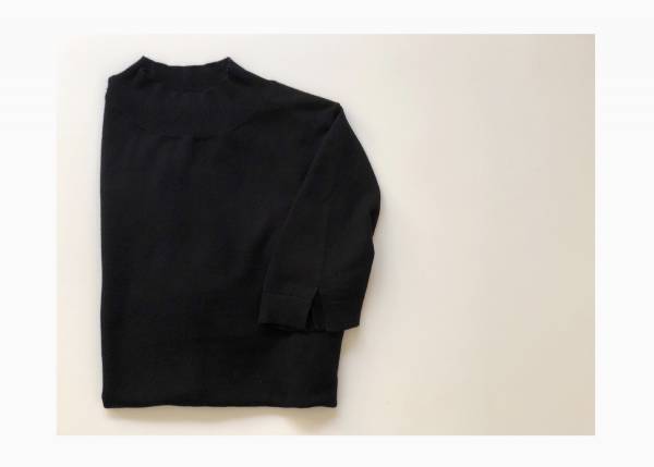 GU新作「ハイネックスリーブセーター」が大人上品。990円で秋を先取り！