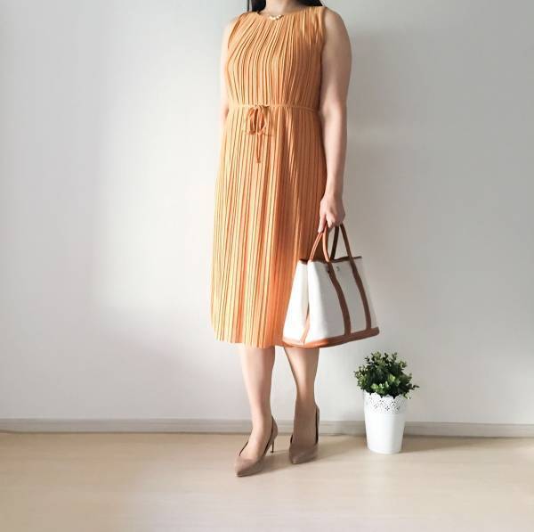 UNIQLOのプリーツワンピが優秀！　2990円で上品コーデが完成