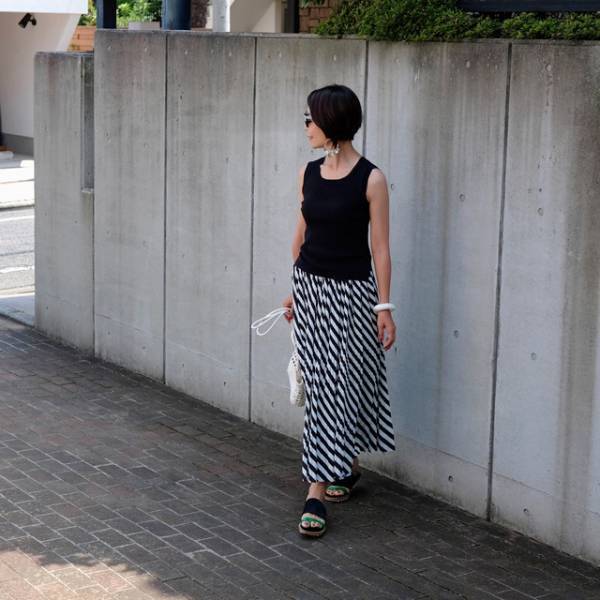 新定番・マキシ丈プリーツスカートで、頑張りすぎない大人の夏コーデ