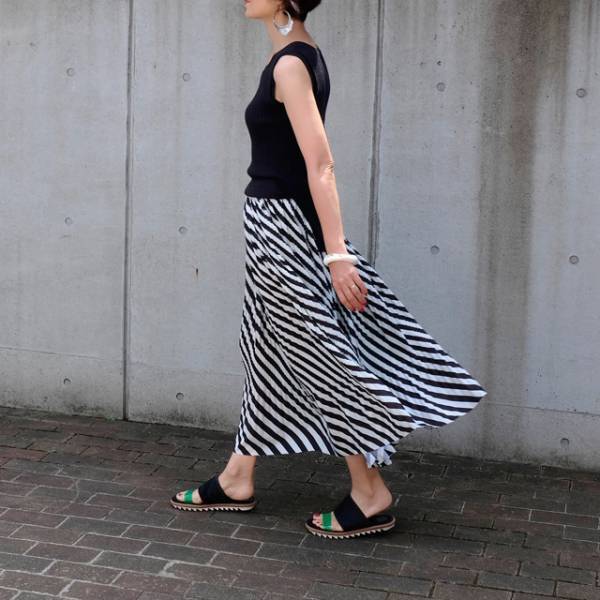 新定番・マキシ丈プリーツスカートで、頑張りすぎない大人の夏コーデ