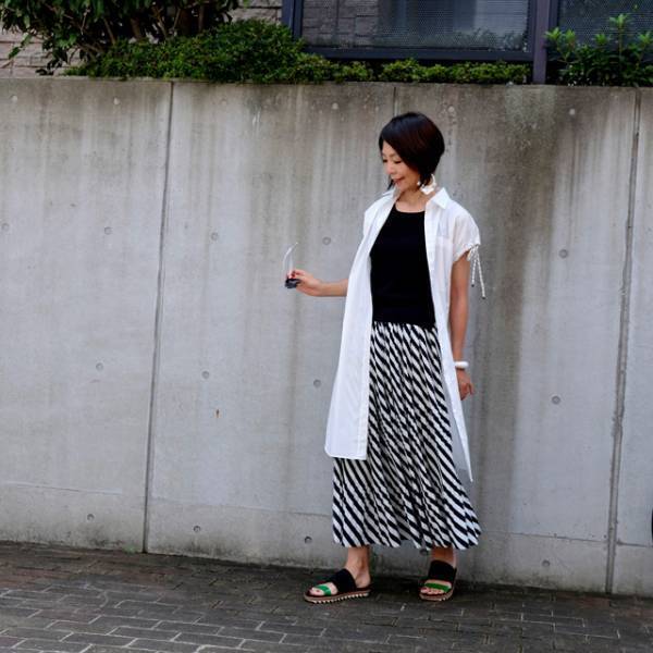 新定番・マキシ丈プリーツスカートで、頑張りすぎない大人の夏コーデ