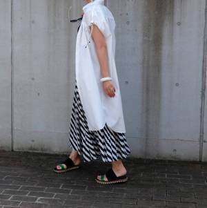 新定番・マキシ丈プリーツスカートで、頑張りすぎない大人の夏コーデ