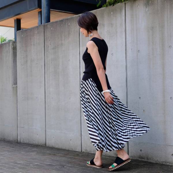 新定番・マキシ丈プリーツスカートで、頑張りすぎない大人の夏コーデ
