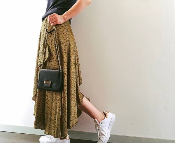 UNIQLOハイネックリブT1000円が優秀！　パリジェンヌな「くすみカラー」で夏コーデ