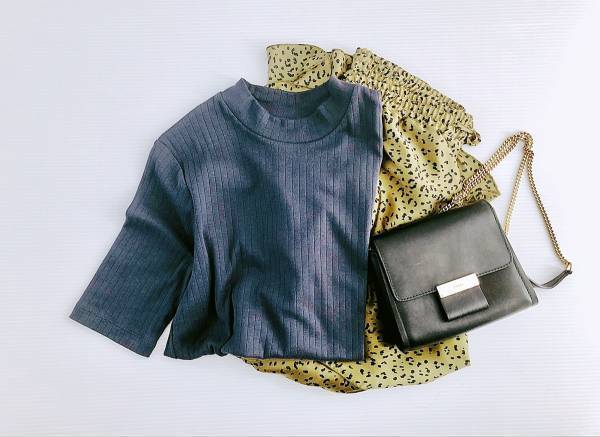 UNIQLOハイネックリブT1000円が優秀！　パリジェンヌな「くすみカラー」で夏コーデ