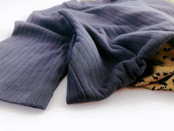 UNIQLOハイネックリブT1000円が優秀！　パリジェンヌな「くすみカラー」で夏コーデ