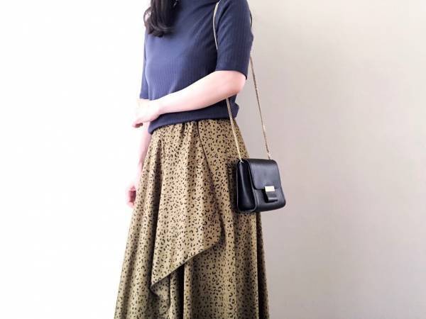 UNIQLOハイネックリブT1000円が優秀！　パリジェンヌな「くすみカラー」で夏コーデ