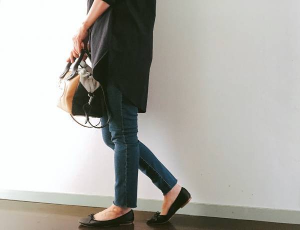 GUロングシャツチュニック1990円で秋を先取り。黒が主役の大人デニムコーデ