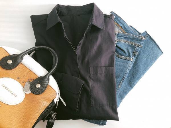 GUロングシャツチュニック1990円で秋を先取り。黒が主役の大人デニムコーデ