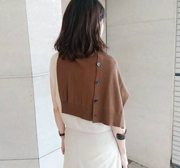 UNIQLOのメンズカーディガンが買い！　旬の肩掛けスタイルでこなれ感を