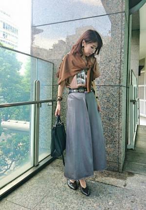 UNIQLOのメンズカーディガンが買い！　旬の肩掛けスタイルでこなれ感を