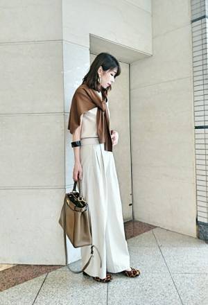 UNIQLOのメンズカーディガンが買い！　旬の肩掛けスタイルでこなれ感を