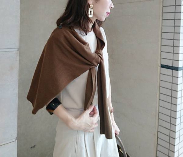 UNIQLOのメンズカーディガンが買い！　旬の肩掛けスタイルでこなれ感を