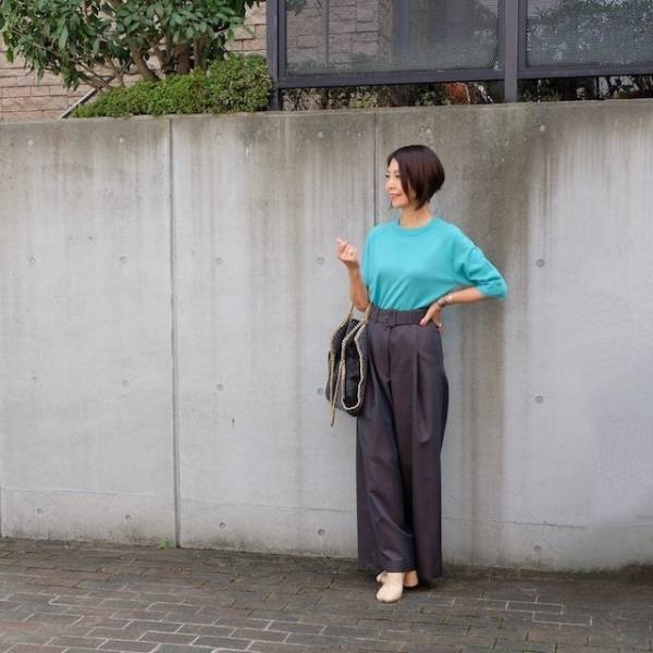 旬のブラウンは、ハイウエストのワイドパンツで取り入れて