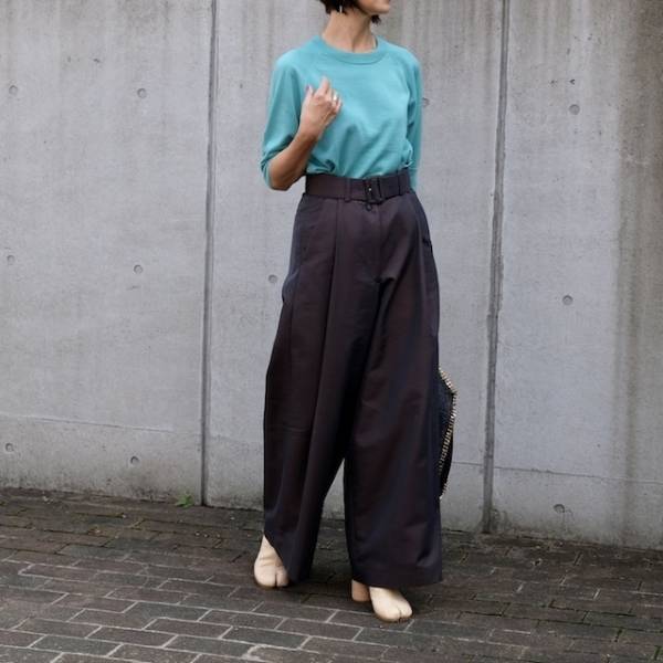 旬のブラウンは、ハイウエストのワイドパンツで取り入れて