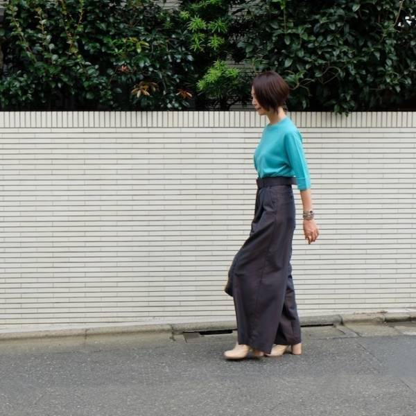 旬のブラウンは、ハイウエストのワイドパンツで取り入れて