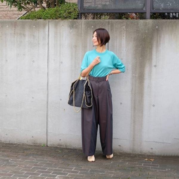 旬のブラウンは、ハイウエストのワイドパンツで取り入れて