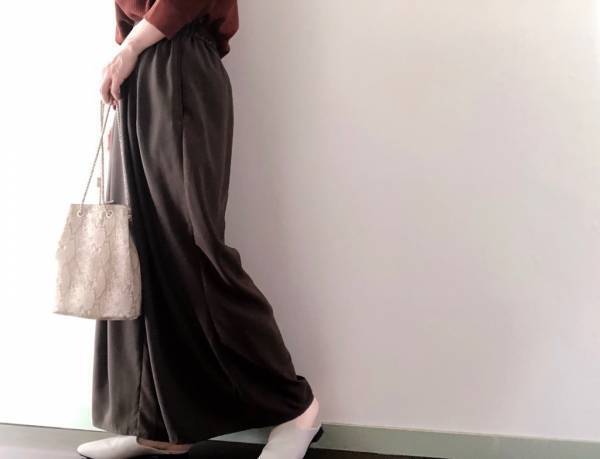 UNIQLOのワッフルT1500円。トレンドのブラウンで大人の同系色コーデ