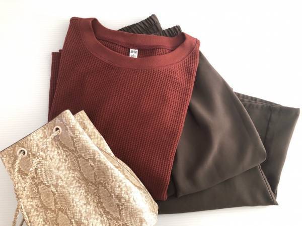UNIQLOのワッフルT1500円。トレンドのブラウンで大人の同系色コーデ