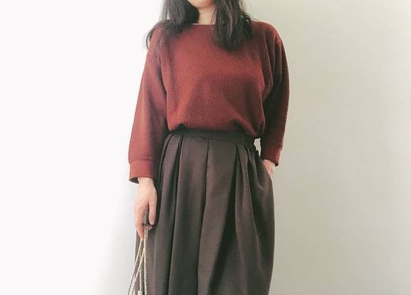 UNIQLOのワッフルT1500円。トレンドのブラウンで大人の同系色コーデ