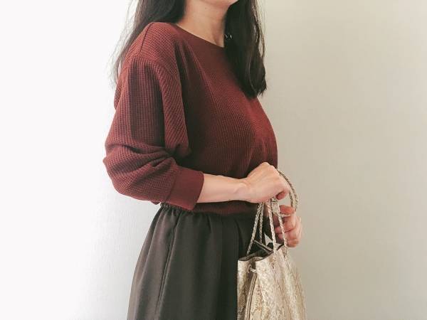UNIQLOのワッフルT1500円。トレンドのブラウンで大人の同系色コーデ