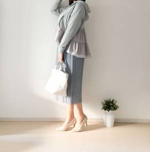 UNIQLO「ランダムプリーツスカート」1990円。夏アイテムを秋仕様にシフト！