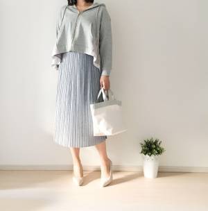 UNIQLO「ランダムプリーツスカート」1990円。夏アイテムを秋仕様にシフト！