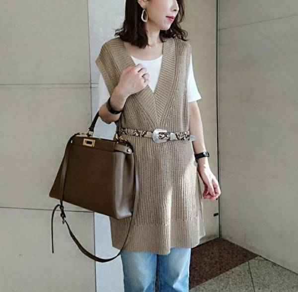 季節の変わり目はニットベストで。旬度アップの３つのポイント