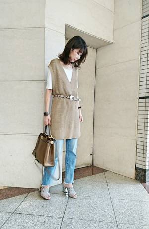 季節の変わり目はニットベストで。旬度アップの３つのポイント