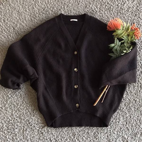 GUコクーンカーディガンで、プチプラ黒を大人に着こなす