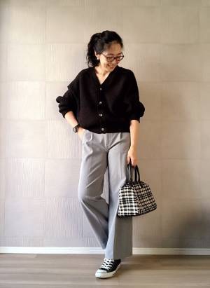 GUコクーンカーディガンで、プチプラ黒を大人に着こなす