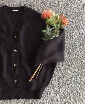 GUコクーンカーディガンで、プチプラ黒を大人に着こなす