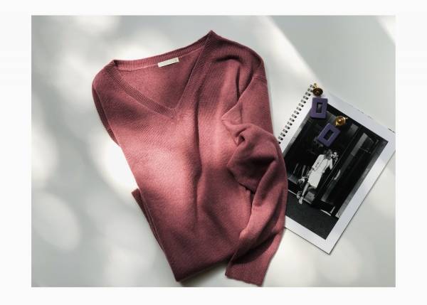 GUソフトリッチVネックセーター1490円。秋のベリーカラーを指名買い！