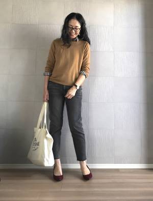 無印良品のキャメルニット着まわし術。シャツ合わせで立体感を