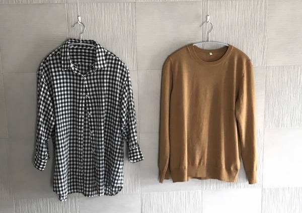 無印良品のキャメルニット着まわし術。シャツ合わせで立体感を