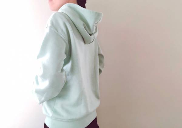 完売必至！　GU「スウェットプルパーカ」1490円で大人カジュアルコーデ