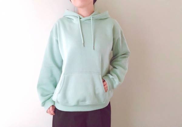 完売必至！　GU「スウェットプルパーカ」1490円で大人カジュアルコーデ