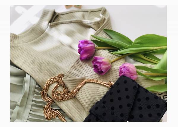 GU新作「リブカットアウトT」、1490円で叶える大人フェミニンコーデ