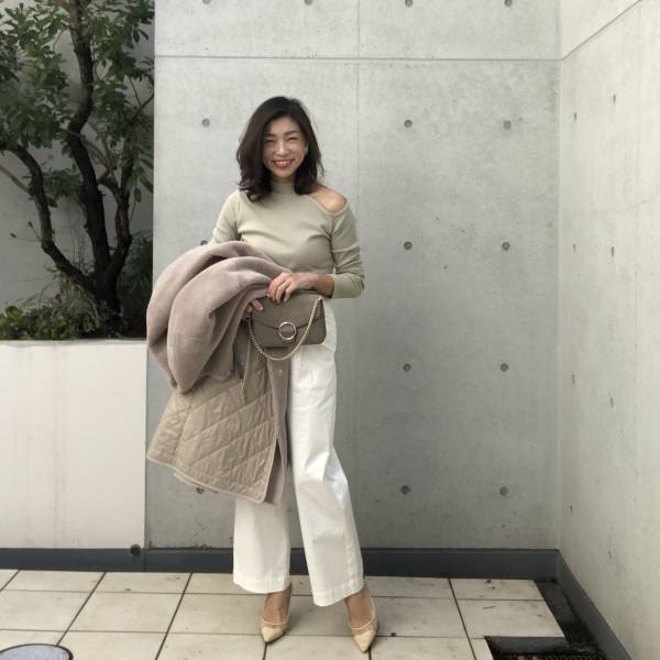 GU新作「リブカットアウトT」、1490円で叶える大人フェミニンコーデ